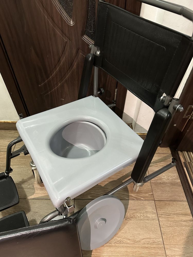 Scaun Fotoliu rulant cu vas wc bătrâni dizabilitati  handicap