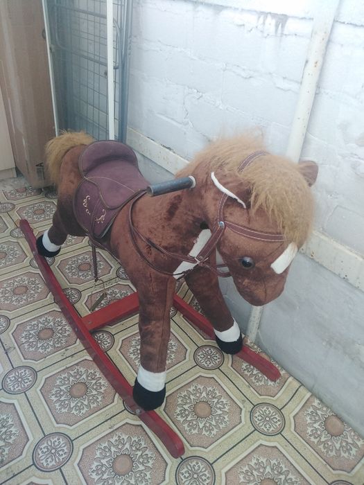 Продам мягкую лошадку с седлом