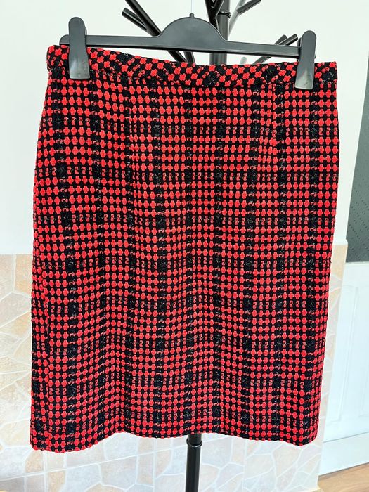 Fusta dama Coldwater Creek rosu mai închis în realitate