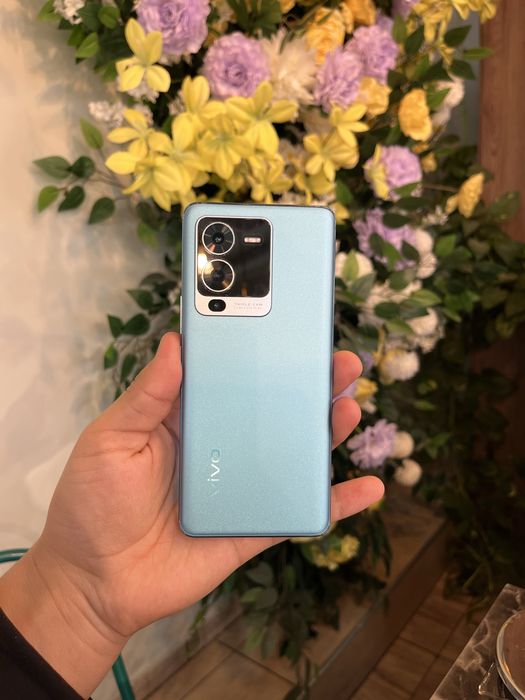 Продам Vivo V25 Pro память 256Г ОЗУ 12 Экране в стекле есть трещ