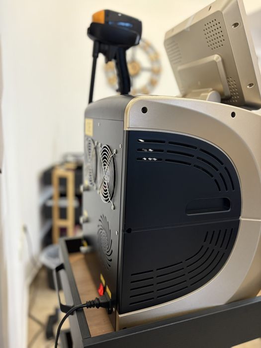 ПРОДАВА СЕ: Професионален диоден лазер за епилация SHR/HR/STACK