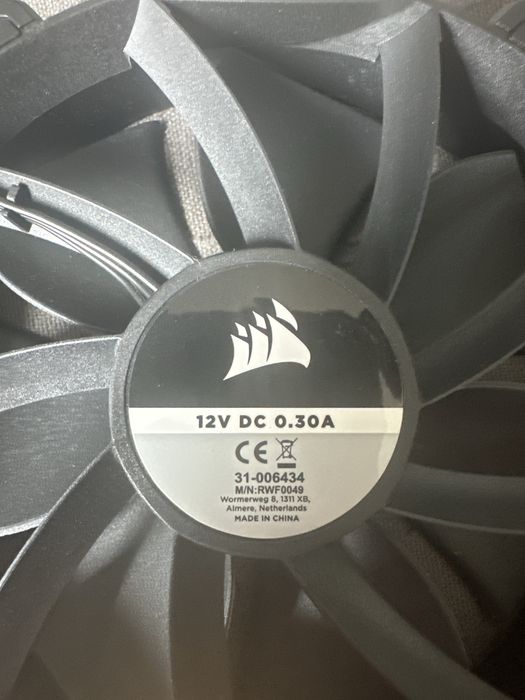 Ventilatoare corsair RWF0049 de pe o carcasa Corsair 4000d airflow