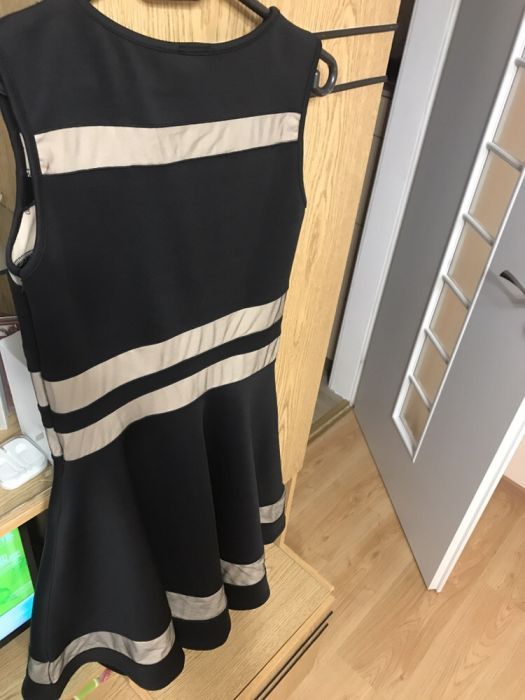 Рокля с неопренов плат и мрежа с шампанско цвят