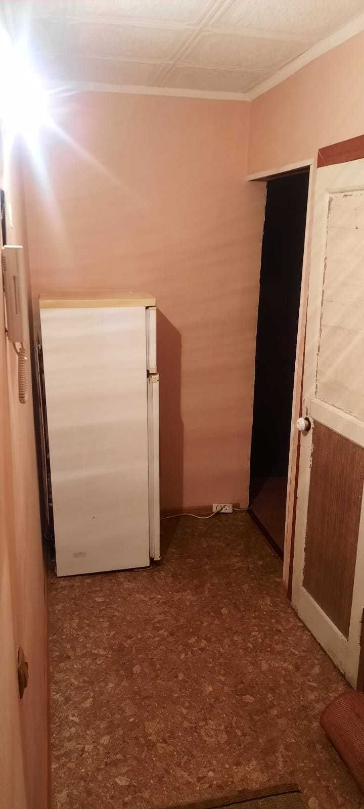Продам 2-х ком возле ТД Абзал на 1 этаже кирпичный дом можно под офис