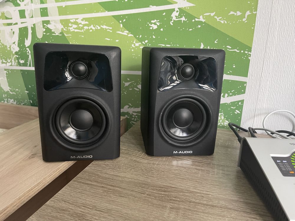 M-Audio AV 32.1 monitors (Мониторни колони)