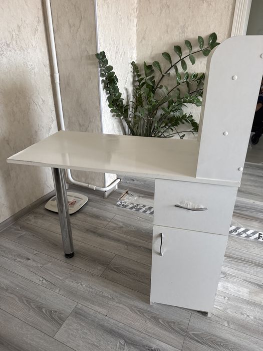 Продам маникюрный стол .