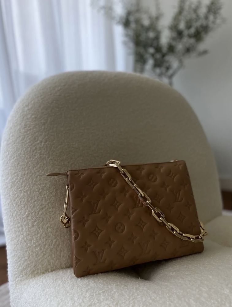 Louis vuitton чанта в цвят nude