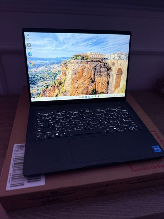 Vând laptop NOU SIGILAT Dell Pro 14 (PC14250) PRET EMAG 7300 lei