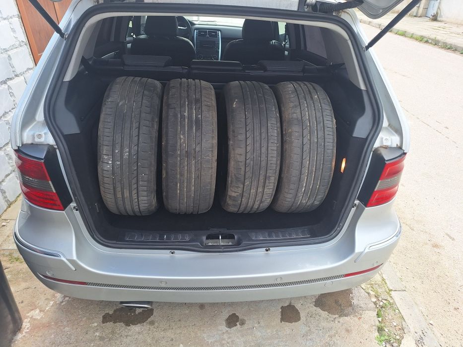 Mercedes B200.     .