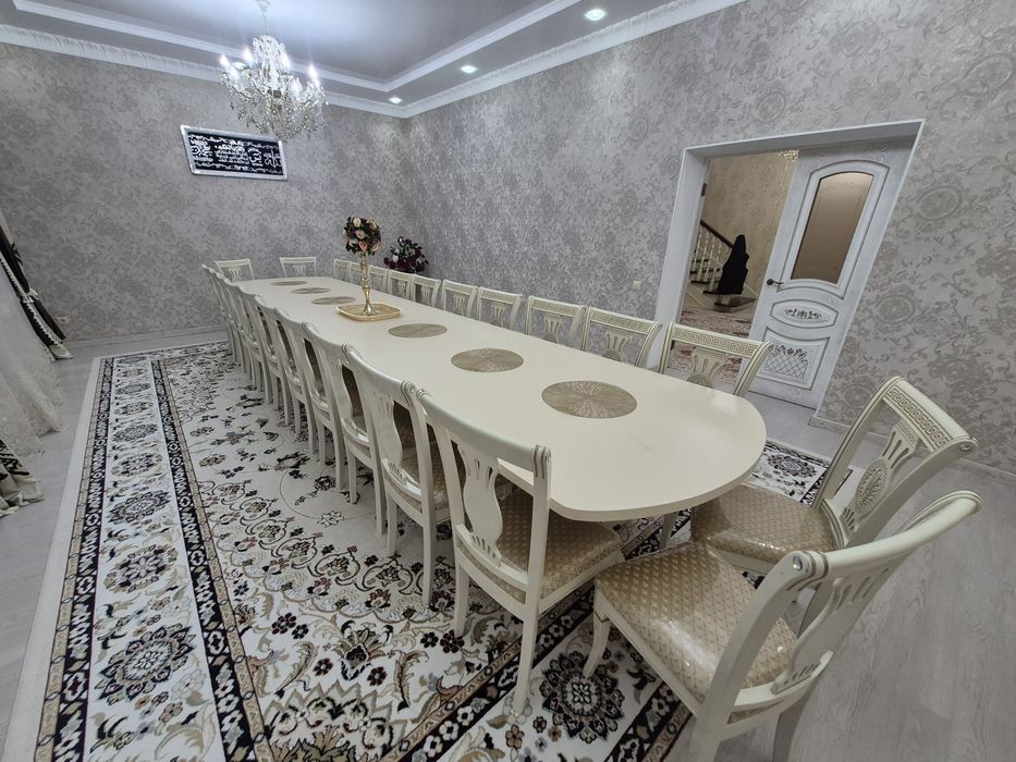 Стол со стульями