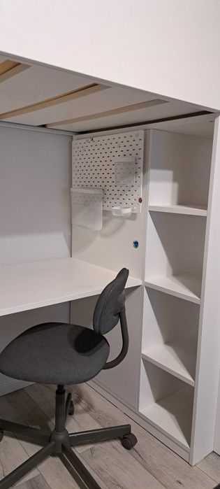Pat supraetajat cu birou Ikea