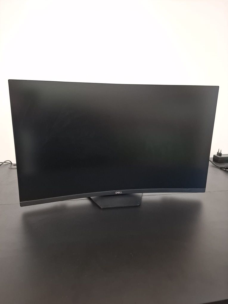 Monitor Dell 27 curbat Gaming 144 Hz