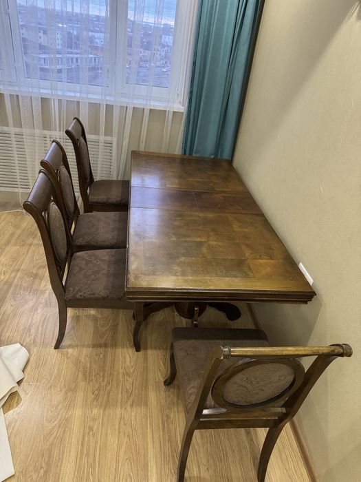 Продам стол и стулья 4 шт производство Малайзия в отличном состоянии