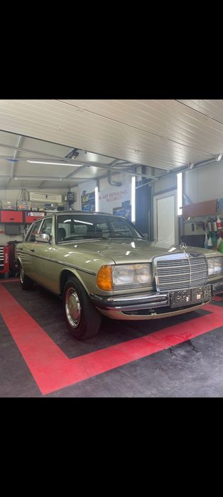 Mercedes Benz w123 vehicul istoric