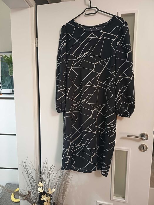 Rochie elegantă, de culoare neagră, cu un imprimeu geometric modern