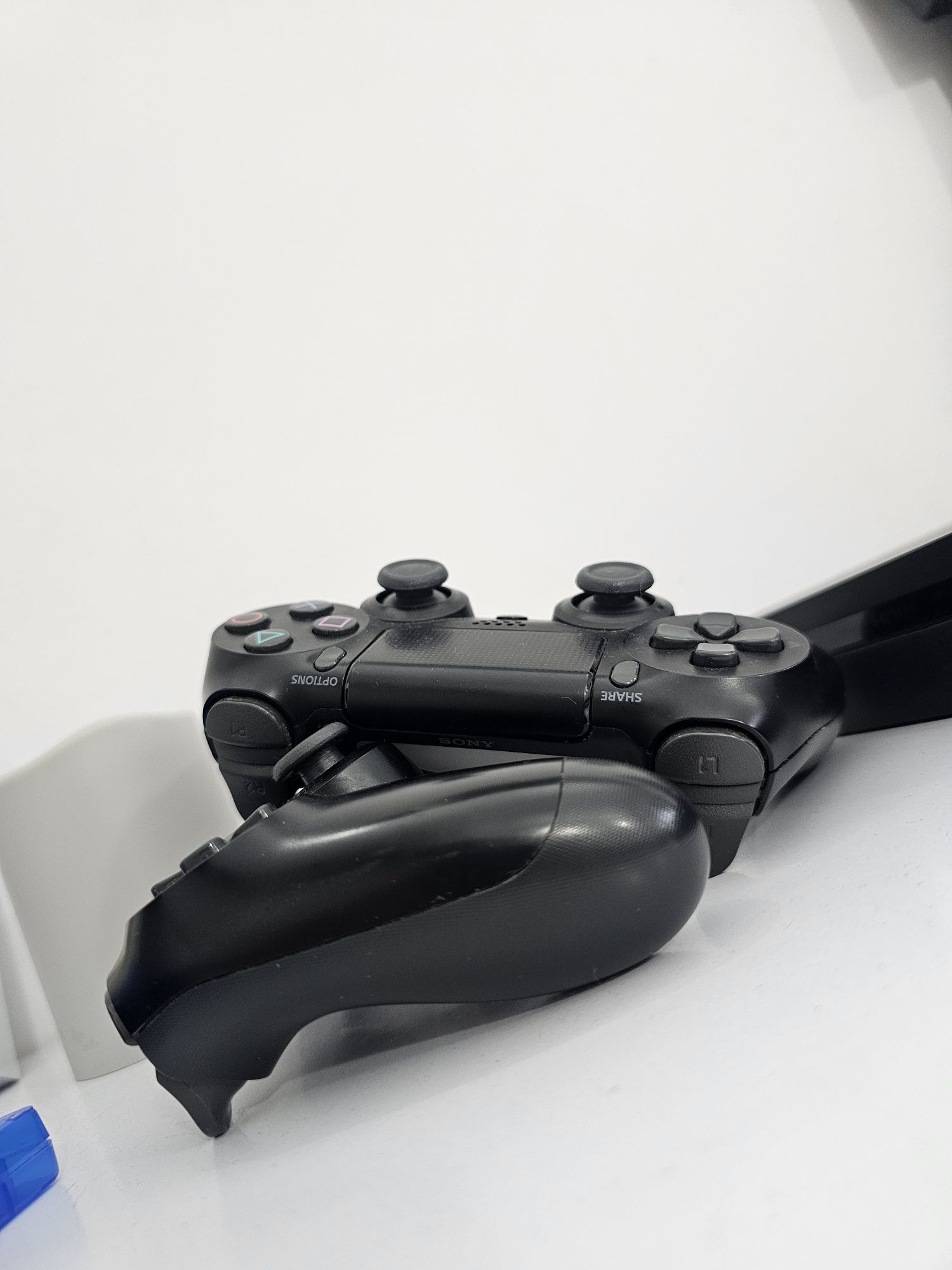 Playstation 4 slim 1TB с 2 контролера