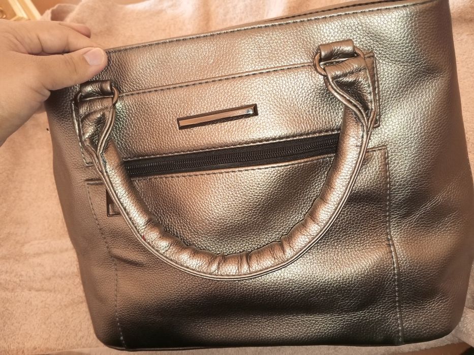 Seri rangli yaltirab turadigan katta ayollar sumkasi