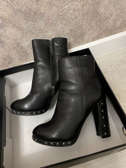 Женские сапоги демисезон и зимние,  каждая пара по 7к