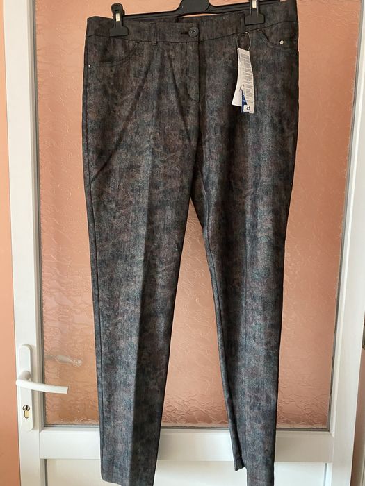 Pantaloni noi, cu eticheta