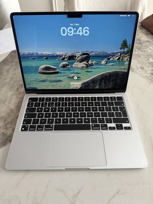 Macbook Air ;M2/2022, 8/250 GB.10 cicluri,impecabil (ca nou).