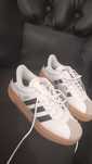 Adidas noi cu eticheta