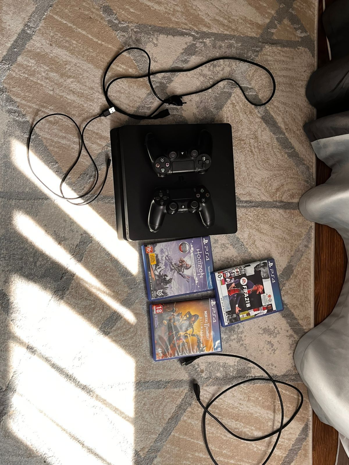 Продам PS 4 отличном состоянии