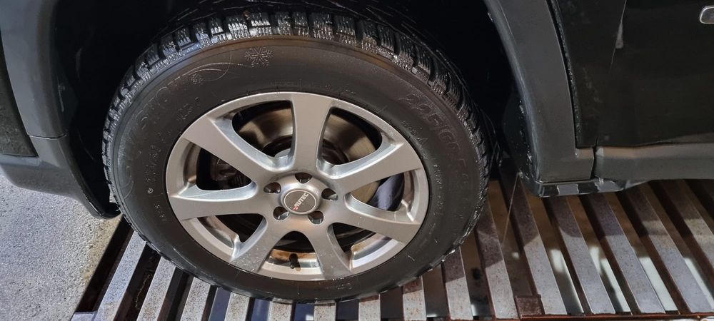 Anvelope iarnă 225 60 R17 și jante în stare excelentă + anvelope vară