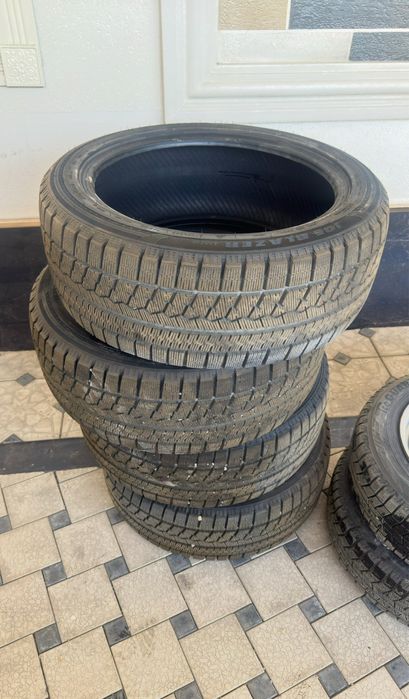 Продам комплект зимних шин размерами 235/45/18