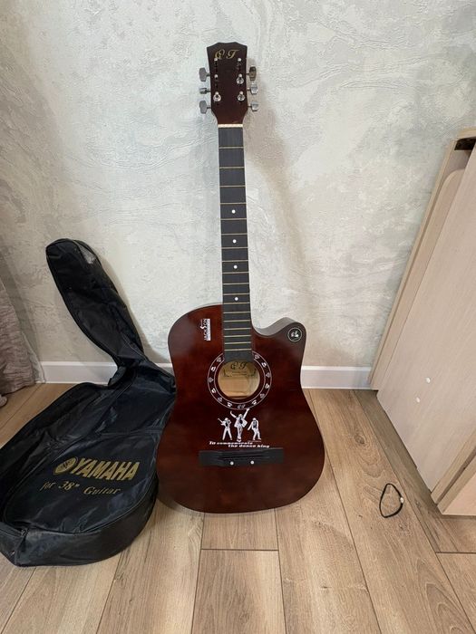 Продам гитару в хорошем состоянии играл на ней очень мало гитара без