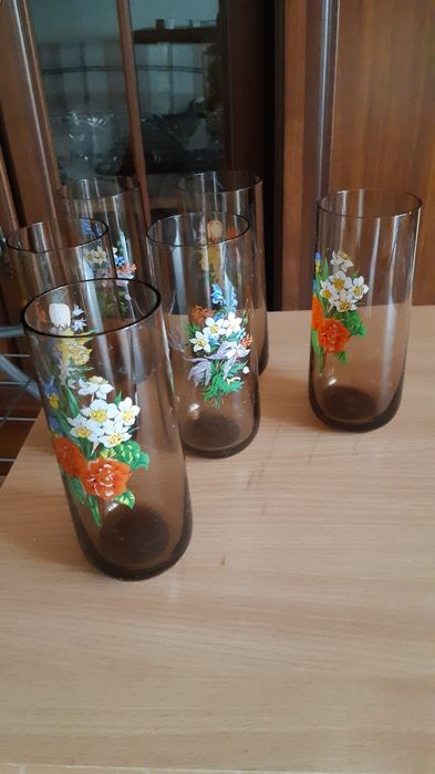 Поодам   стаканы