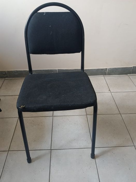 Продам б/у стулья 2 штуки, два шкафчика и стол  приставочный