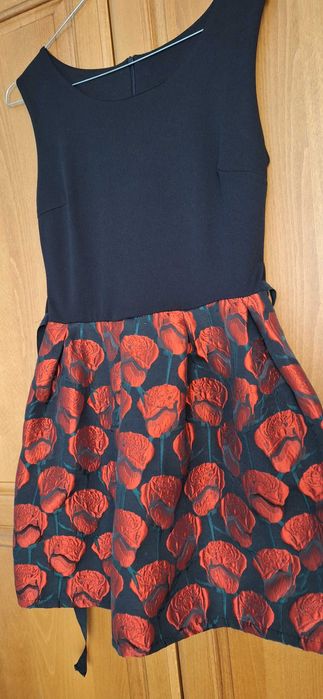 Рокля в черно с червени рози, тип балон