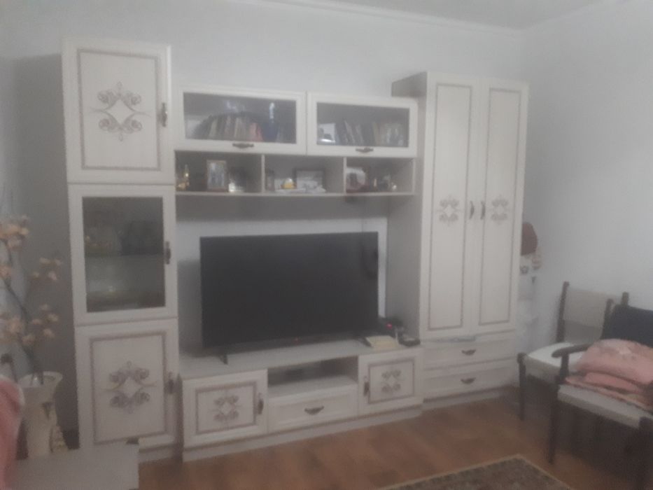 Горка гостинная в белом цвете