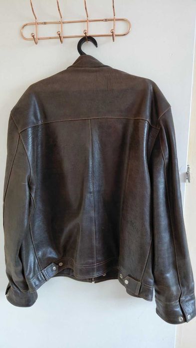 Продавам мъжко кожено яке.