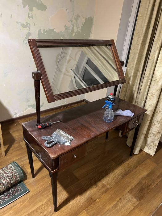 Туалетный столик с зеркалом, стол, отдам