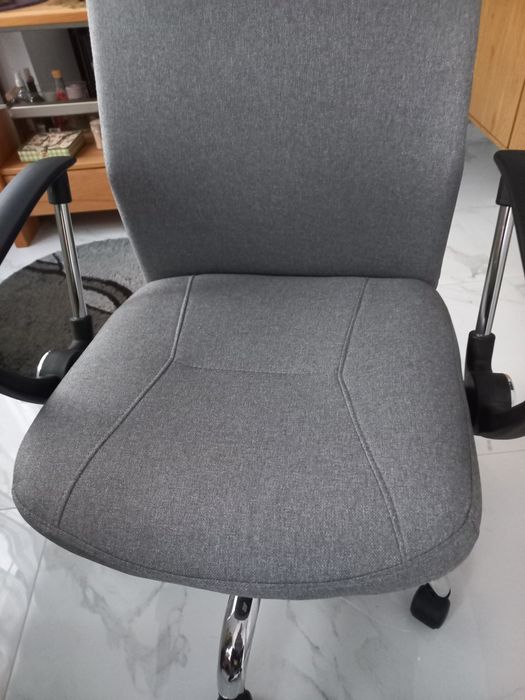 Продавам офис стол