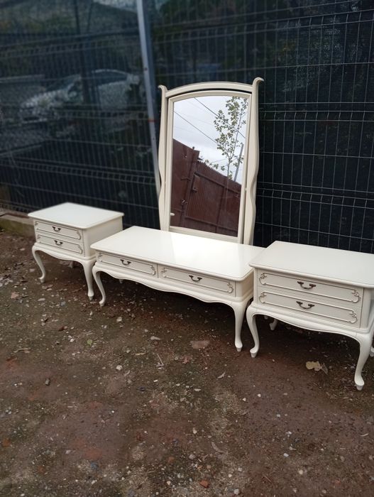 Vând mobilier deosebit de frumos cu oglinda in stil vintage adus din G