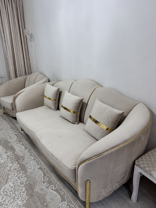 Диван и кресло в идеальном состоянии, очень красивый, удобный, светлый