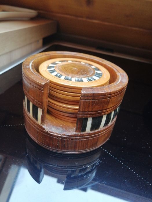 Поставки за чаши дървени