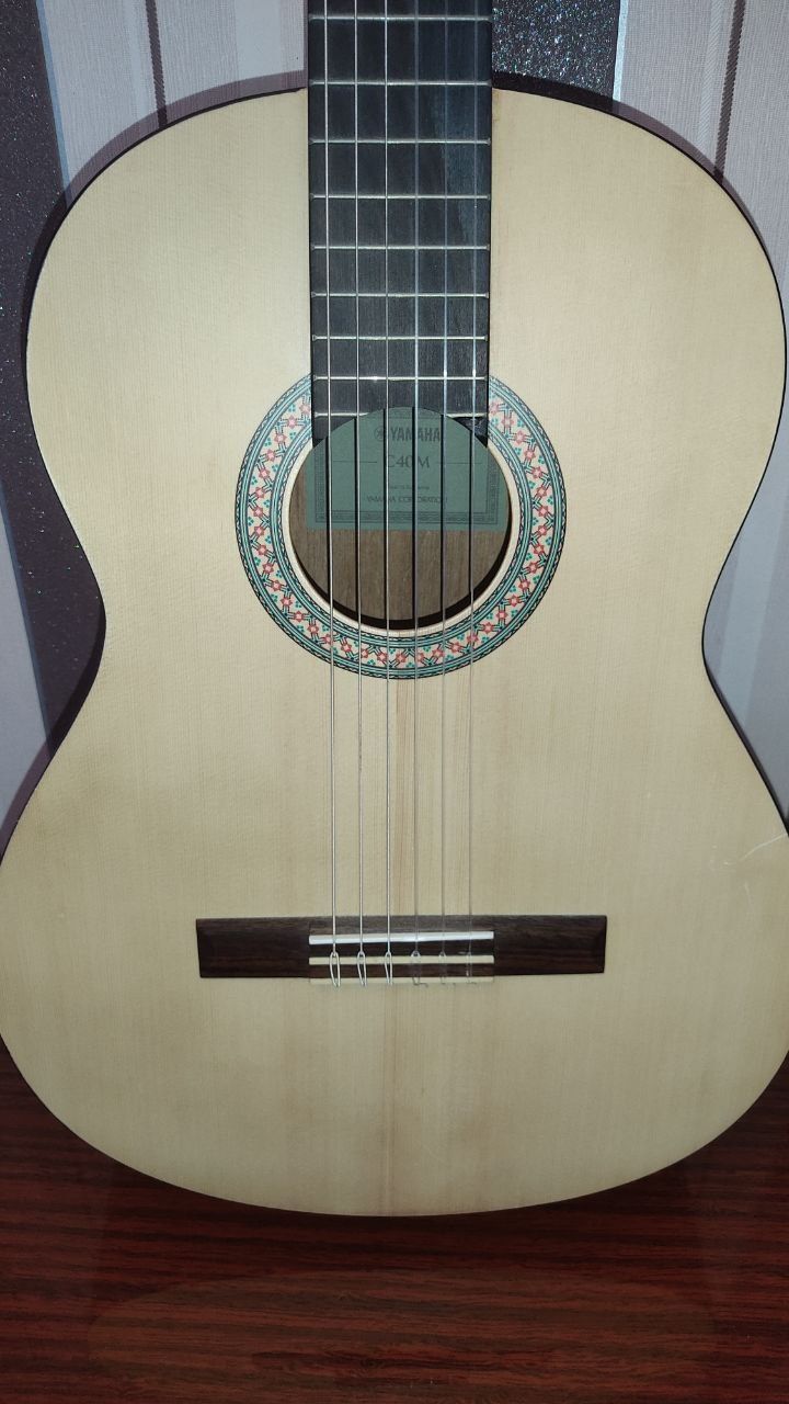 Продаётся гитара Yamaha C40M
