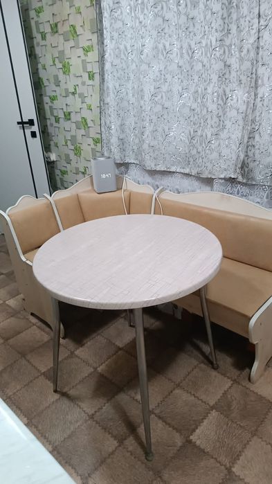 Стол и диван на кухню