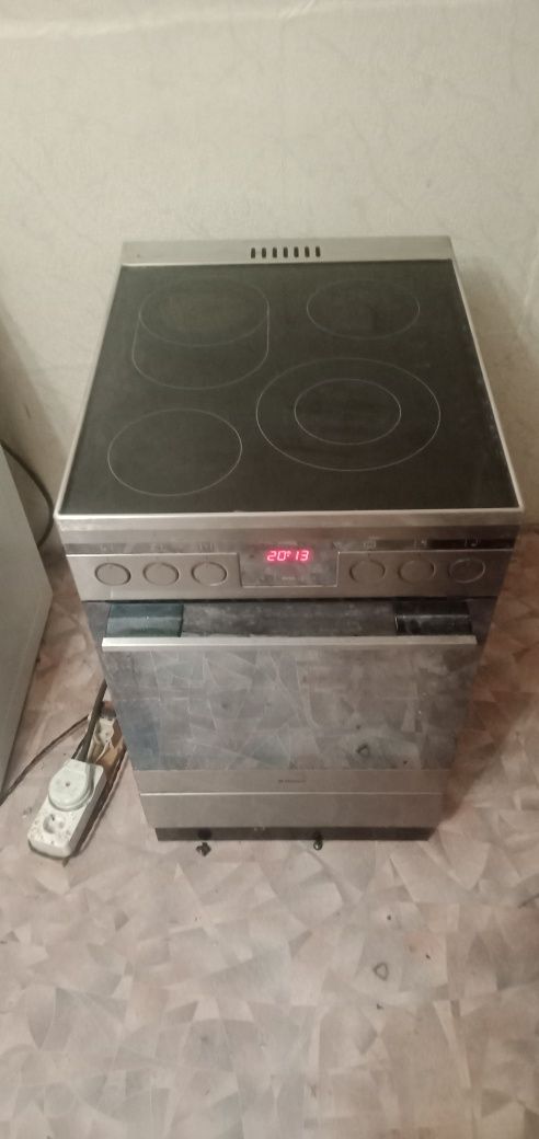 Продам стеклокерамическую электро плиту HANSA
