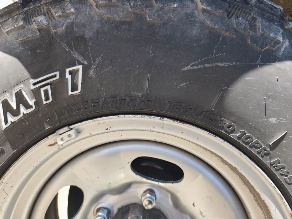 Продам покрышки МТ 285/75/16 (диски не продаются)