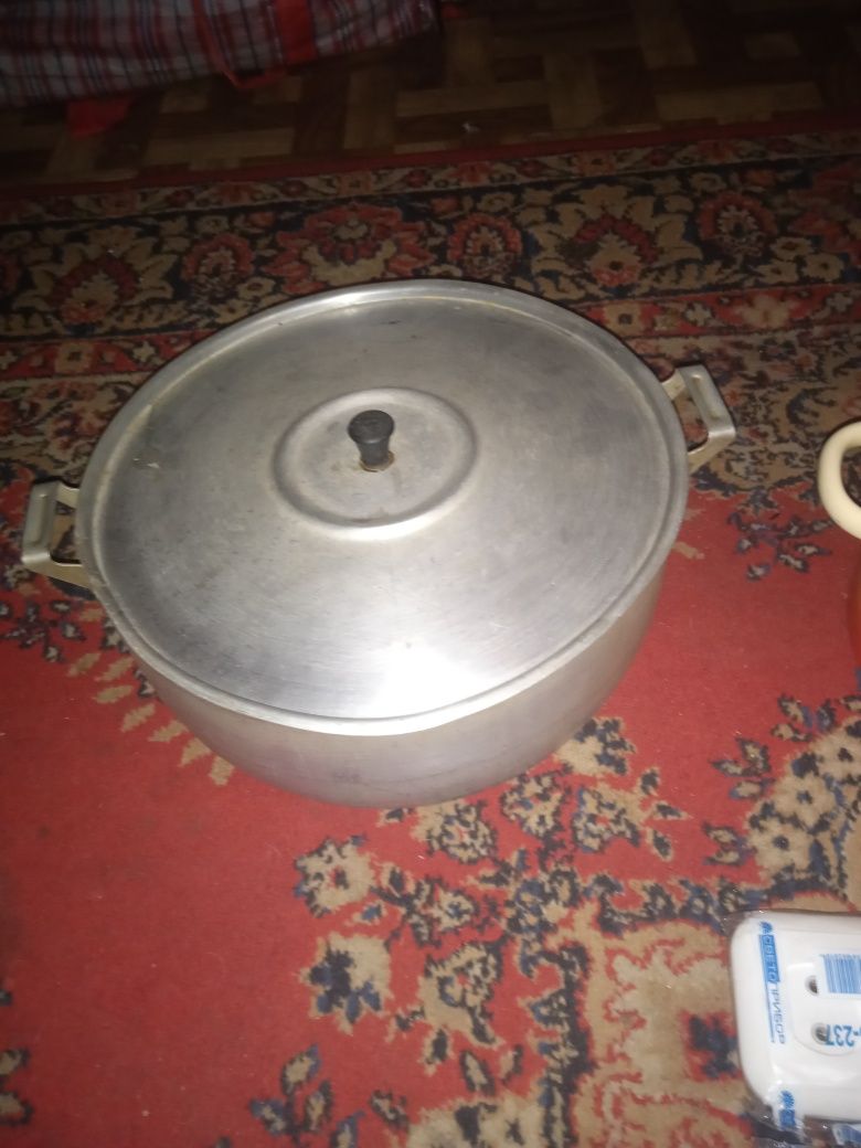 Продам две кастрюли