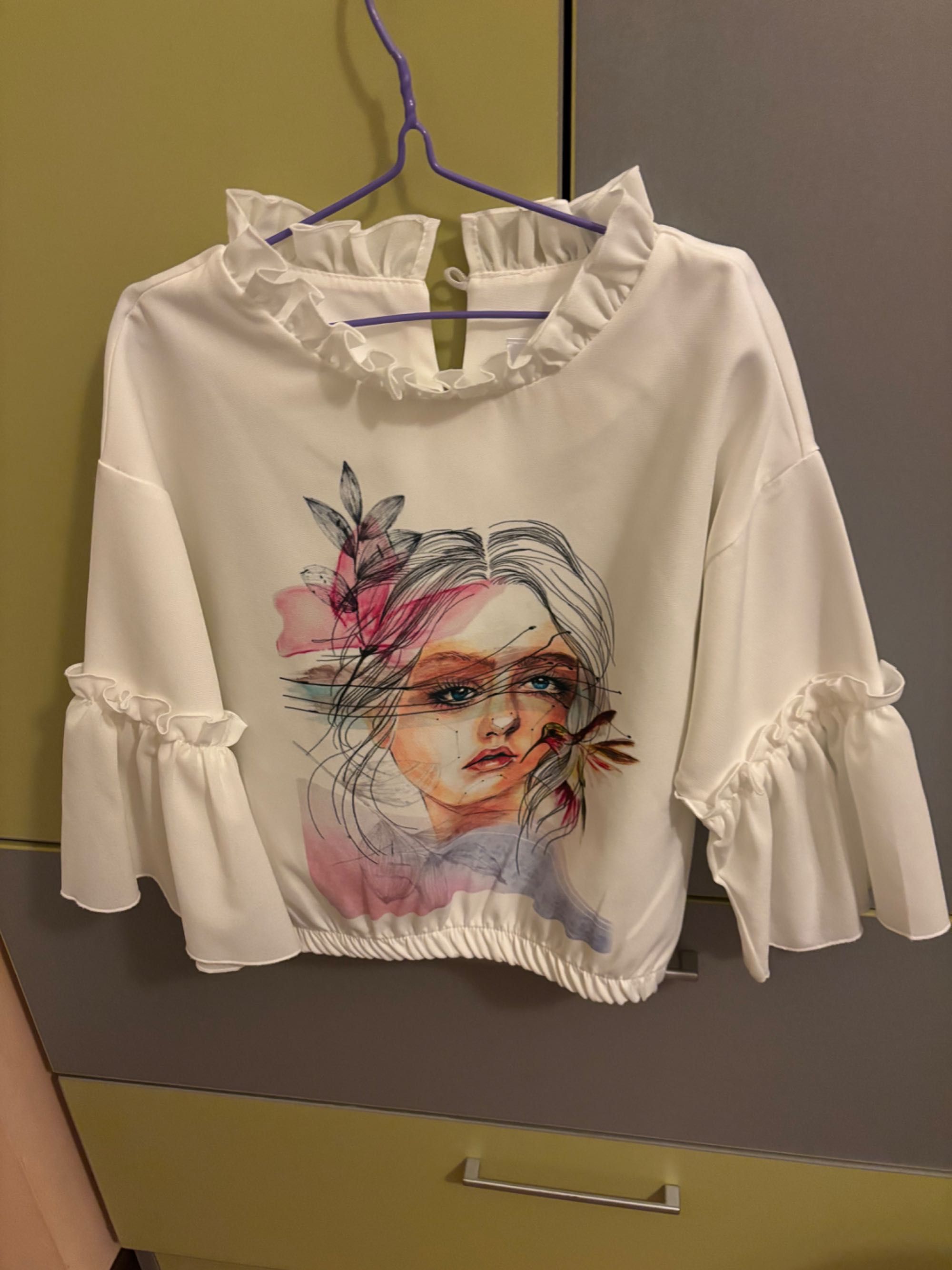 Ефирна блуза за момиче.