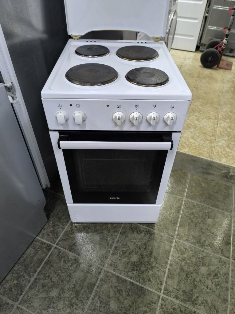 Свободнстояща печка с чугунуни котлони. Gorenje