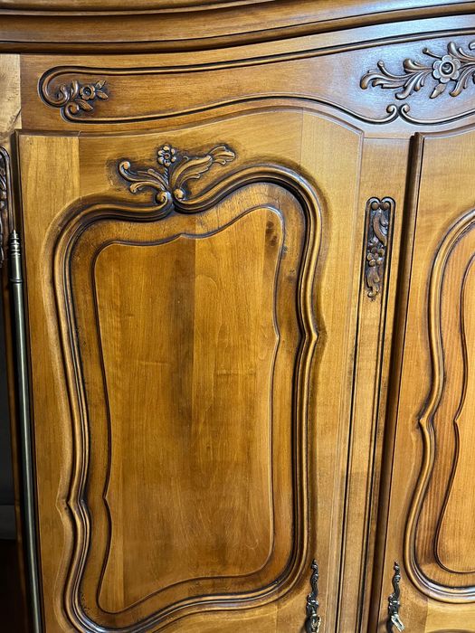 Масивен старинен гардероб