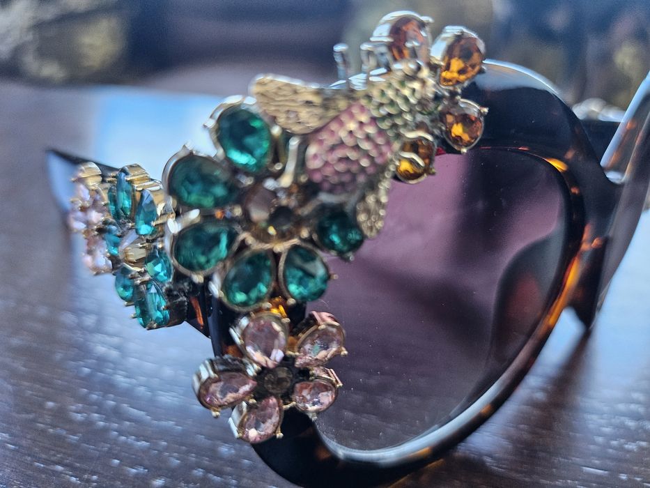 Дамкси слънчеви очила.