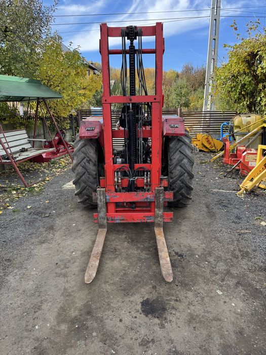 Stivuitor in tirantii tractorului cu bazin si pompa ulei