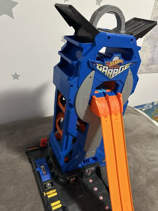 Hot Wheels Garage  +подарък 4 колички